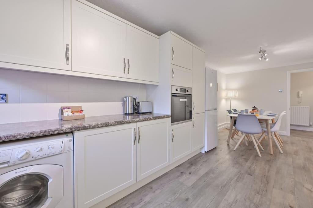 Spacious Sandbanks Apartment Near Beach And Bars With Free Parking Poole Εξωτερικό φωτογραφία