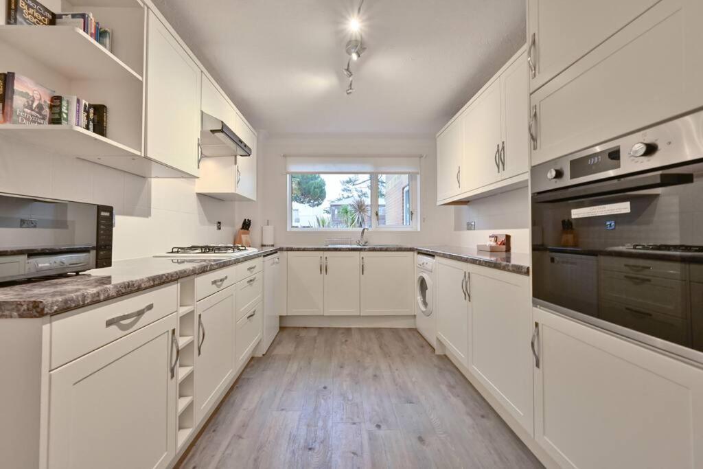 Spacious Sandbanks Apartment Near Beach And Bars With Free Parking Poole Εξωτερικό φωτογραφία